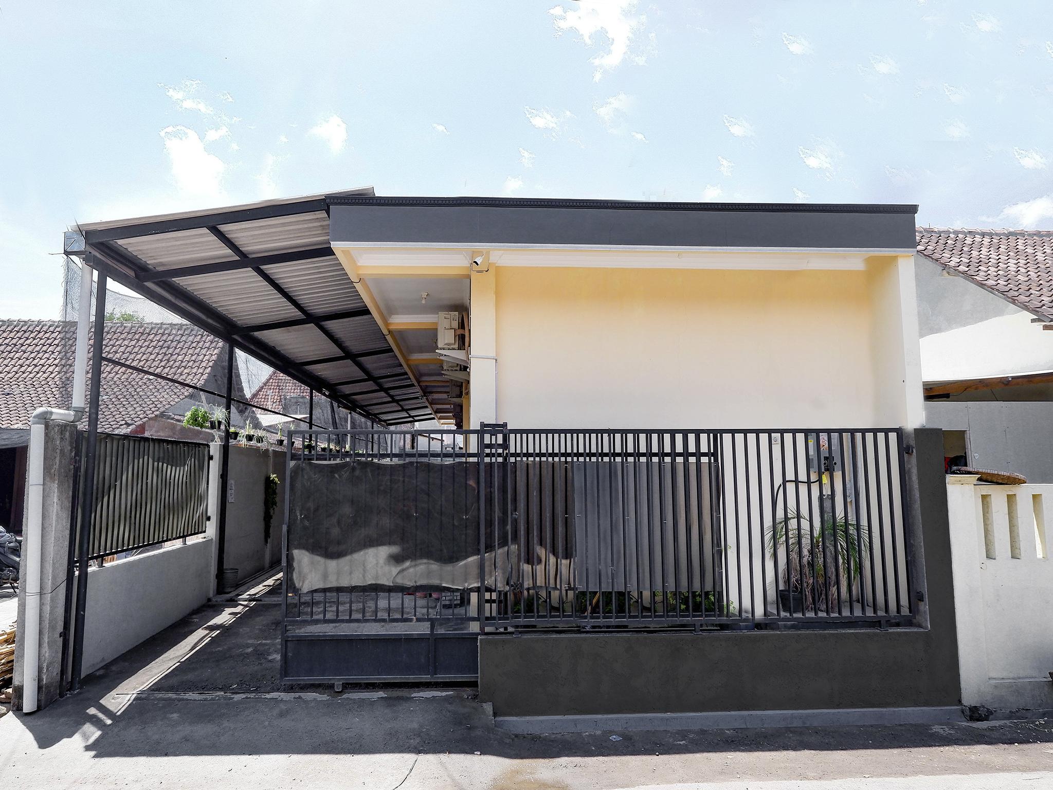 Super Oyo Capital O 2258 Santana Syariah Guest House Kartosuro Kültér fotó