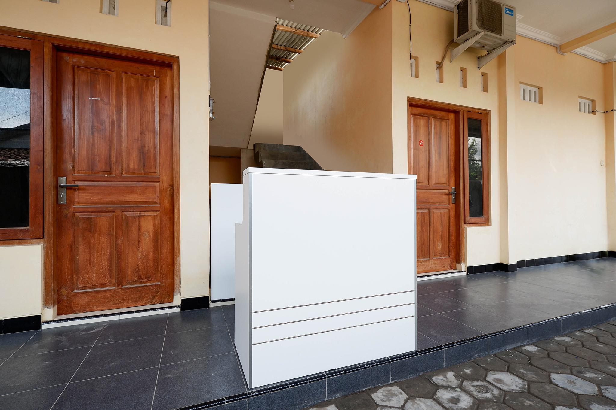 Super Oyo Capital O 2258 Santana Syariah Guest House Kartosuro Kültér fotó